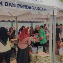 Warga Desa Bungin Ramai Belanja di Pasar Murah