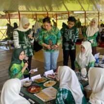 Peserta Dapur Sehat Atasi Stunting Balangan Praktek Buat Makanan Bergizi