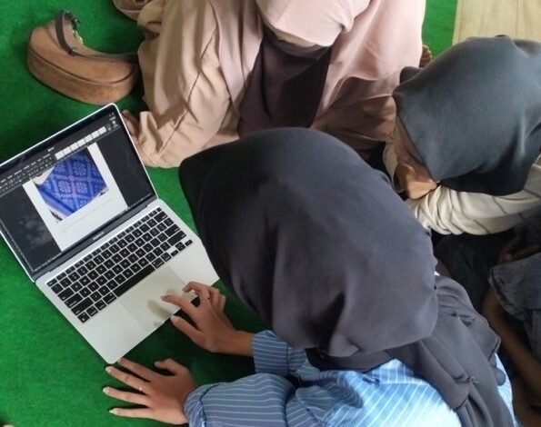 Dapat Dukungan Pemdes, ULM Dorong Regenerasi Perajin Tenun Pagatan di Desa Manurung