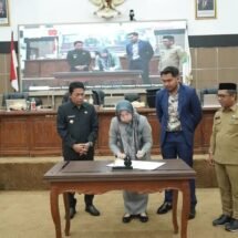 Dari Disabilitas hingga Air Bersih, Bupati Balangan Serahkan Tujuh Raperda Strategis