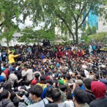 Gedung DPRD Kalsel Digeruduk Demonstran, Supian HK Hadapi Massa Aksi