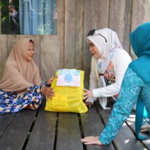 TP PKK Balangan Salurkan Bantuan Sembako ke Masyarakat Pedalaman