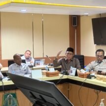 Berderai Air Mata, Aliansi Honorer HSU  Sampaikan Keluh Kesah di DPRD