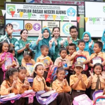 Ketua TP-PKK Balangan Beri Bantuan Alat Sekolah untuk Siswa SDN Ajung