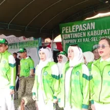 Siap Bertarung, Hj. Sri Huriyati Hadi Lepas Ratusan Atlet Kontingen Balangan Ke Porprov Kalsel XII di Tala