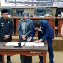 Bupati Balangan Hadiri Paripurna Penandatanganan Persetujuan Raperda APBD 2026, Ini Pesannya