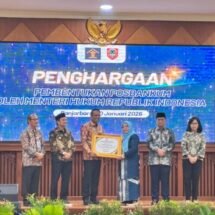 Bupati Tabalong Terima Penghargaan dari Menteri Hukum RI atas Dukungan Pembentukan Pos Bantuan Hukum