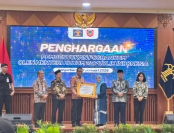 Bupati Tabalong Terima Penghargaan dari Menteri Hukum RI atas Dukungan Pembentukan Pos Bantuan Hukum