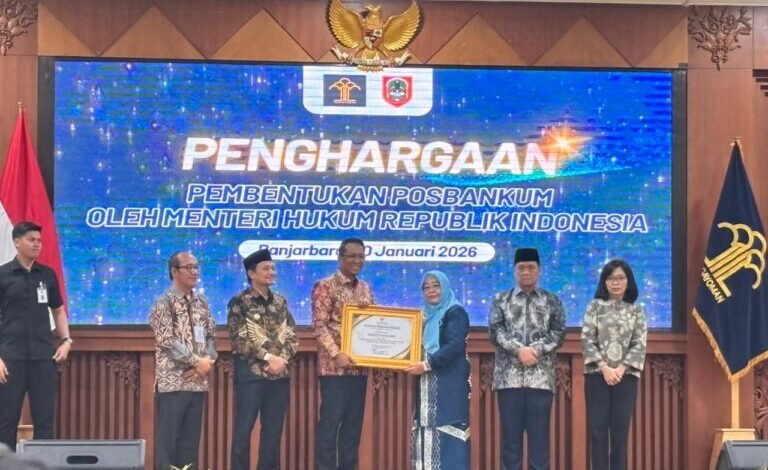 Bupati Tabalong Terima Penghargaan dari Menteri Hukum RI atas Dukungan Pembentukan Pos Bantuan Hukum