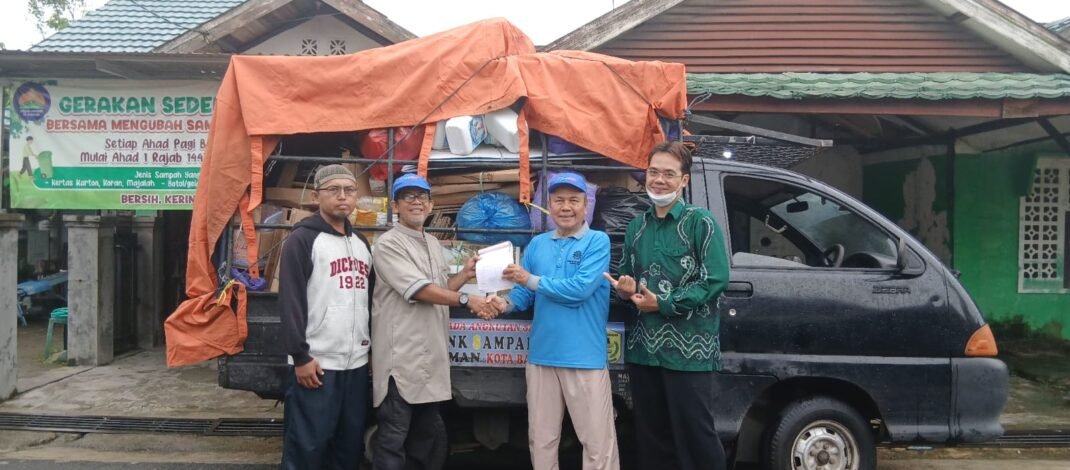 Jamaah Mesjid Al Ummah Pilah Sampah untuk Sedekah