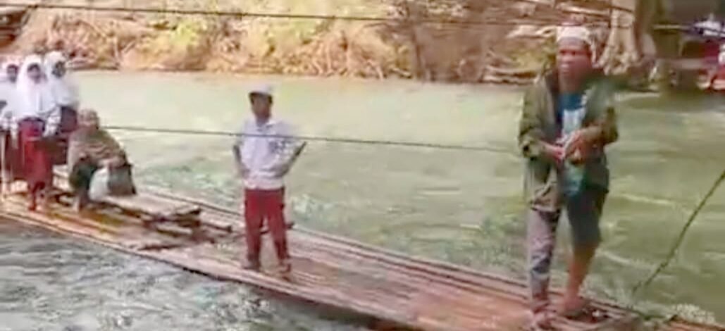 Banjir 2025 Rusakkan Jembatan Gantung, Hingga Kini Pelajar di Desa Tumingki Harus Menyeberang Sungai dengan “Gitik” Untuk ke Sekolah