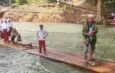 Banjir 2025 Rusakkan Jembatan Gantung, Hingga Kini Pelajar di Desa Tumingki Harus Menyeberang Sungai dengan “Gitik” Untuk ke Sekolah