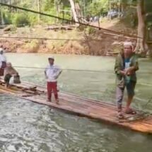 Banjir 2025 Rusakkan Jembatan Gantung, Hingga Kini Pelajar di Desa Tumingki Harus Menyeberang Sungai dengan “Gitik” Untuk ke Sekolah